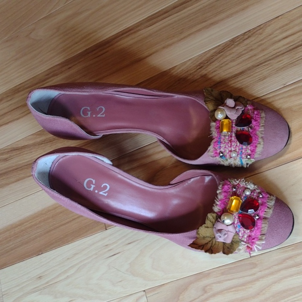 NEW never worn size 7M mauve pink suede heels by G.2